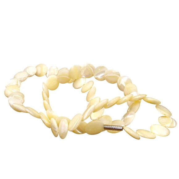 Overlapping Mother of Pearl Discs Necklace, Unique Elegant Bridal Jewelry - Picture 4 of 4